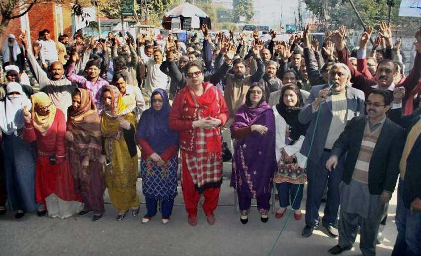 لاہور: بیت المال کے ملازمین اپنے مطالبات کے حق میں احتجاج ..