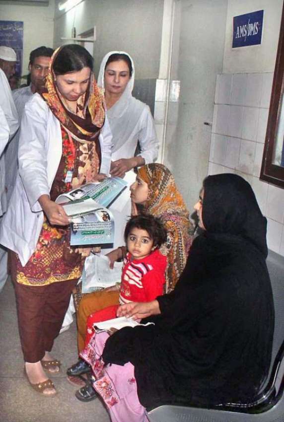 لاہور: سموگ آگاہی مہم کے دوران ڈاکٹرز کی جانب سے شہریوں میں ..