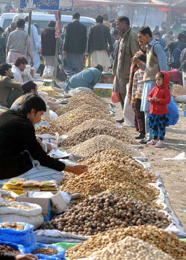 راولپنڈی: مقامی مارکیٹ میں دکانداروں نے گاہکوں مو متوجہ ..