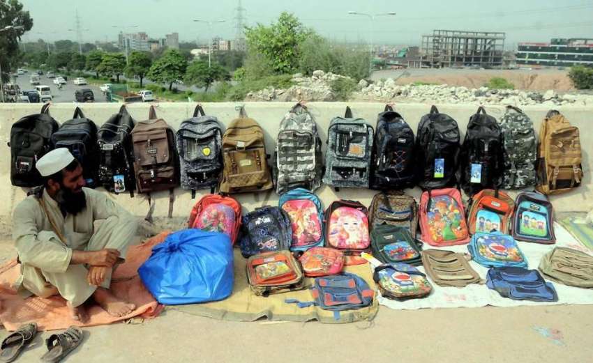 اسلام آباد: محنت کش روڈ کنارے سکول بیگ سجائے فروخت کر رہا ..