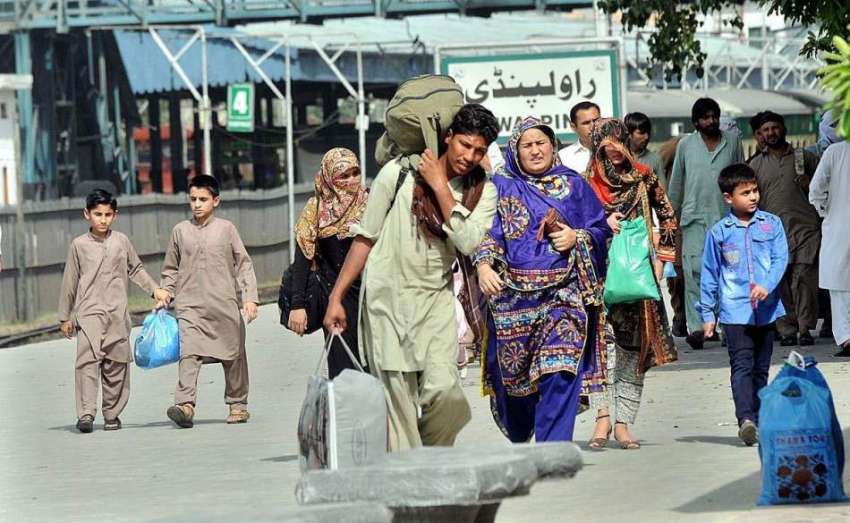 راولپنڈی: عید اپنے پیاروں کے ساتھ منانے کے لیے ایک فیملی ..