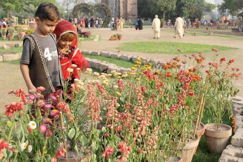 لاہور: جیلانی پارک میں سیرو تفریح کے لیے آئے بچے پھول دیکھ ..