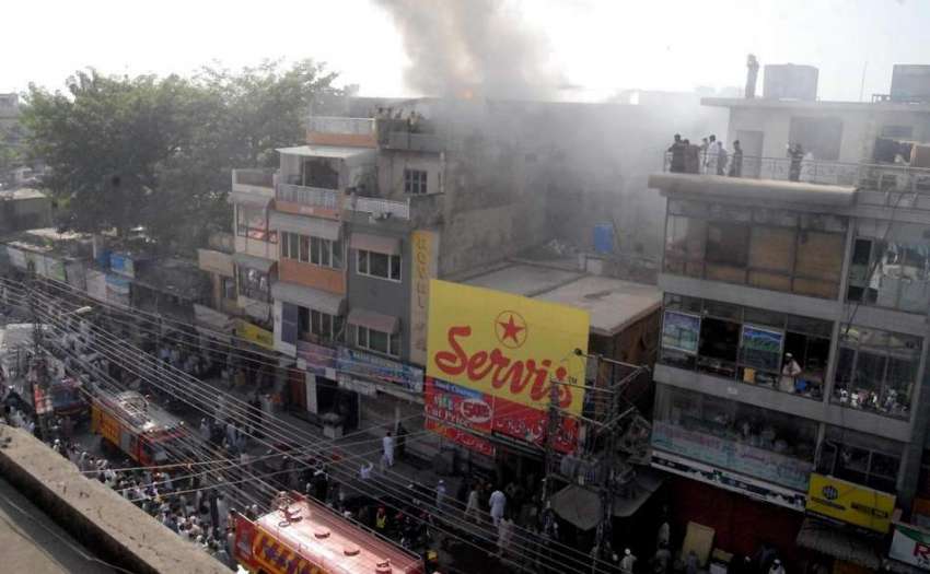 راولپنڈی: راجہ بازار کوٹ گلی گودام میں لگنے والی آگ سے دھواں ..