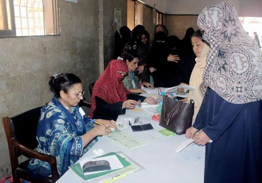 کراچی: عام انتخابات 2018  کے موقع پر خواتین پولنگ آفیسر اپنے ..