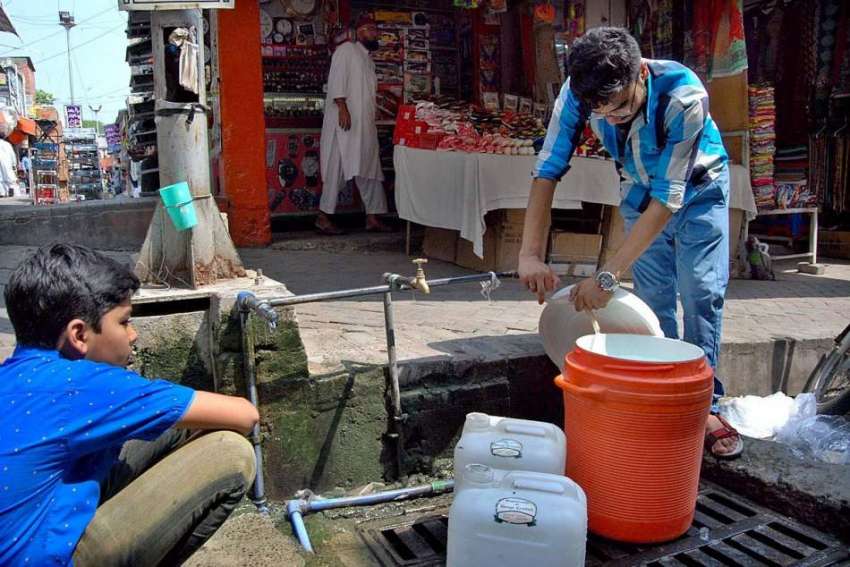 اسلام آباد: پانی کی قلت کے باعث نوجوان پینے کے لیے صاف پانی ..