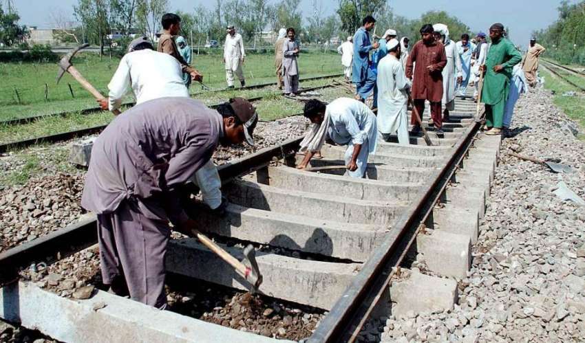 پشاور: ریلوے اہلکار ریلوے ٹریک کی مرمت میں مصروف ہیں۔