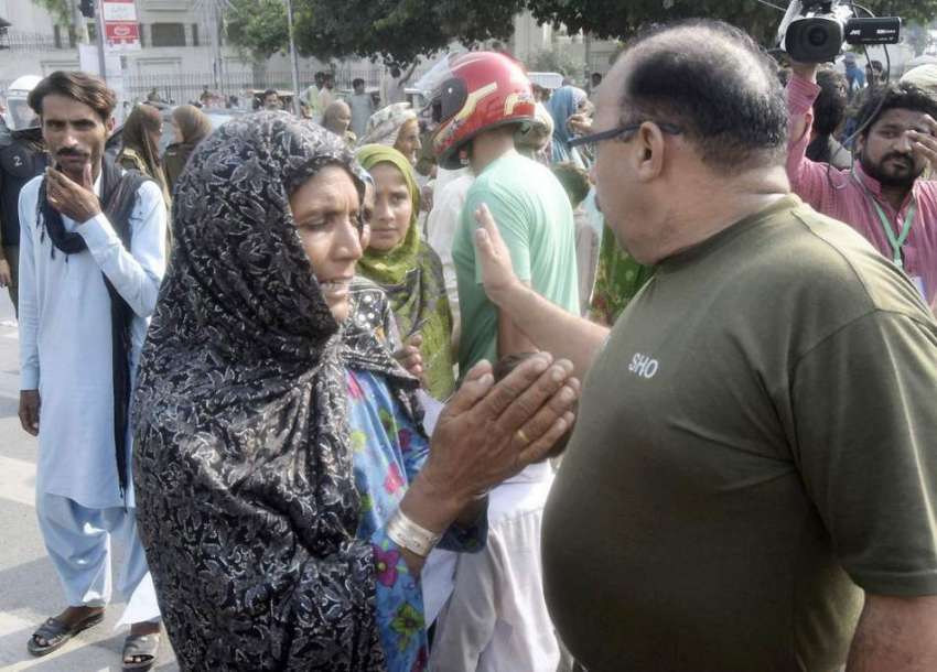 لاہور: صادق آباد کی رہائشی خاتون اپنے مطالبات کے حق میں مال ..