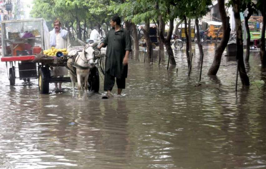 لاہور: شہر میں موسلا دھار بارش کے بعد چائنہ سکیم میں پانی ..