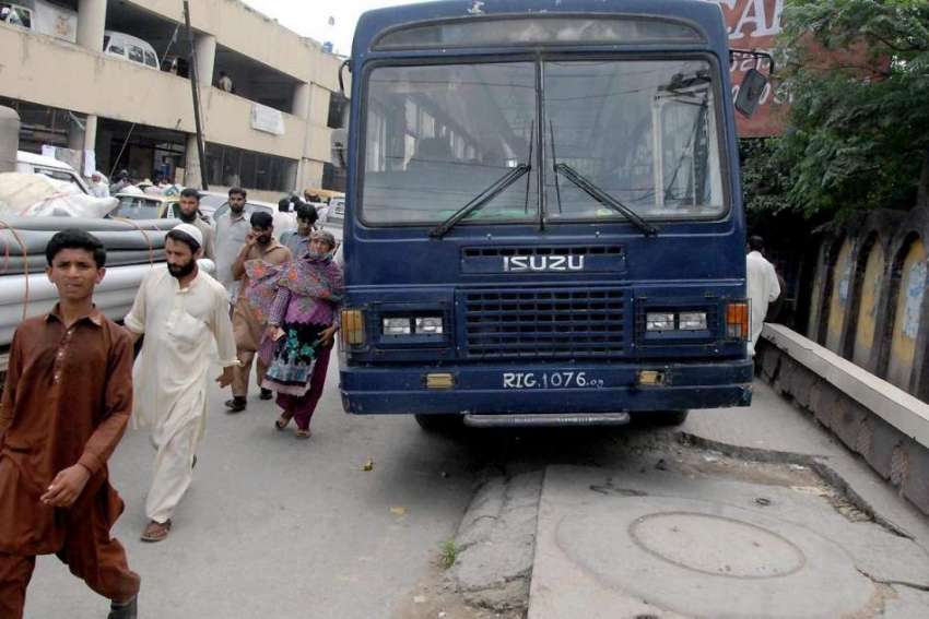 راولپنڈی: راجہ بازار میں پنجاب پولیس کی بس فٹ پاتھ پر کھڑی ..