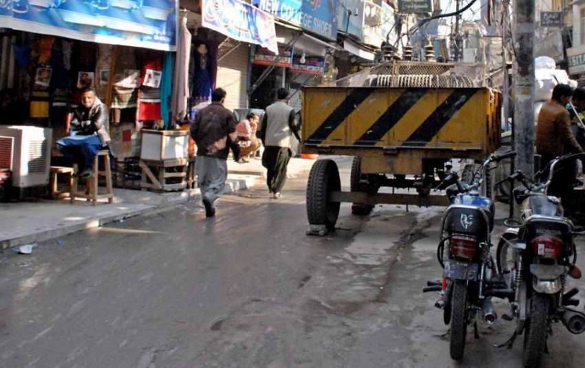راولپنڈی: بازار کلاں میں واپڈا کی طرف سے روڈ کے درمیان رکھے ..