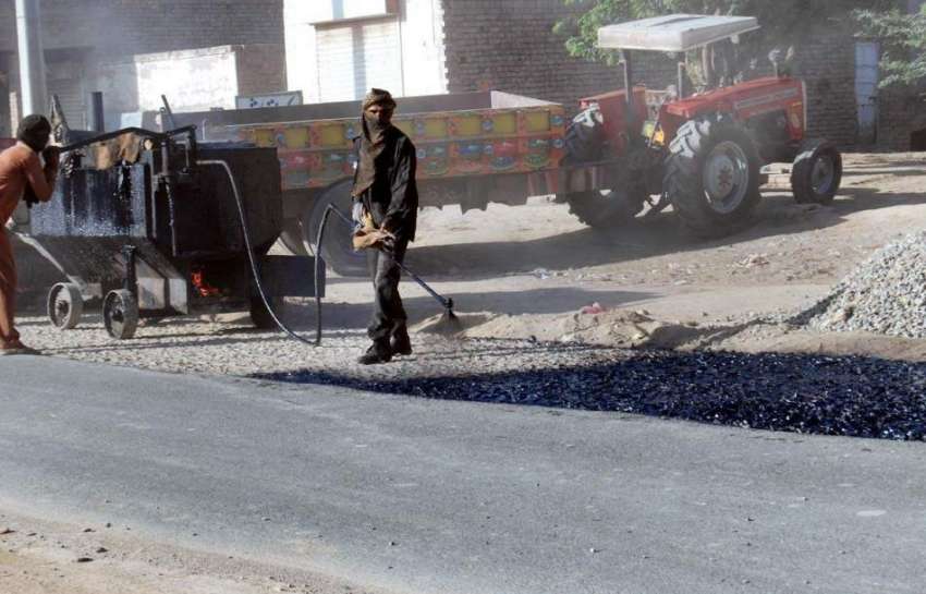 فیصل آباد: مزدور پینسرہ روڈ پر تعمیراتی کام میں مصروف ہیں۔