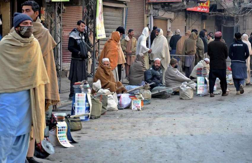 راولپنڈی: راجہ بازار میں مزدور دیہاڑی کے انتظار میں بیٹھے ..