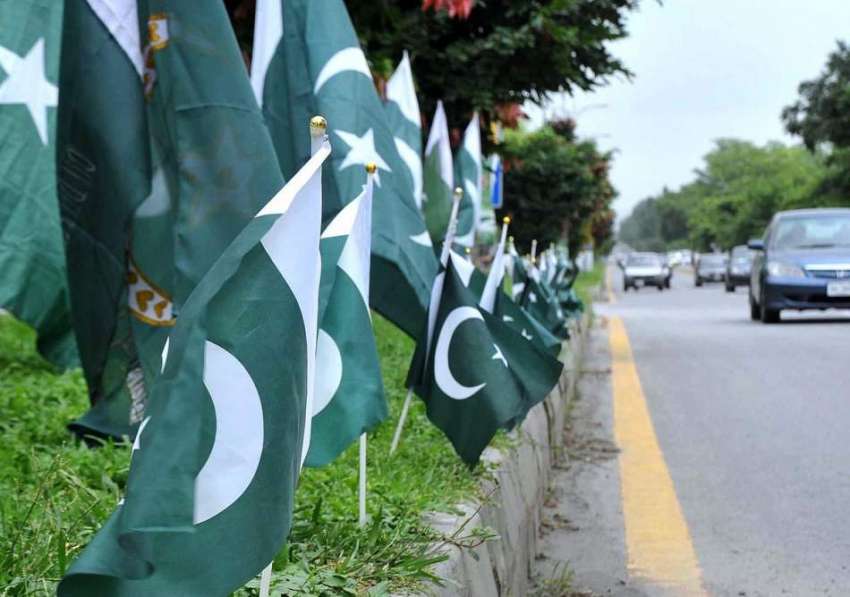 اسلام آباد: جشن یوم آزادی کی آمد کے موقع پر اسلام آباد ایکسپریس ..