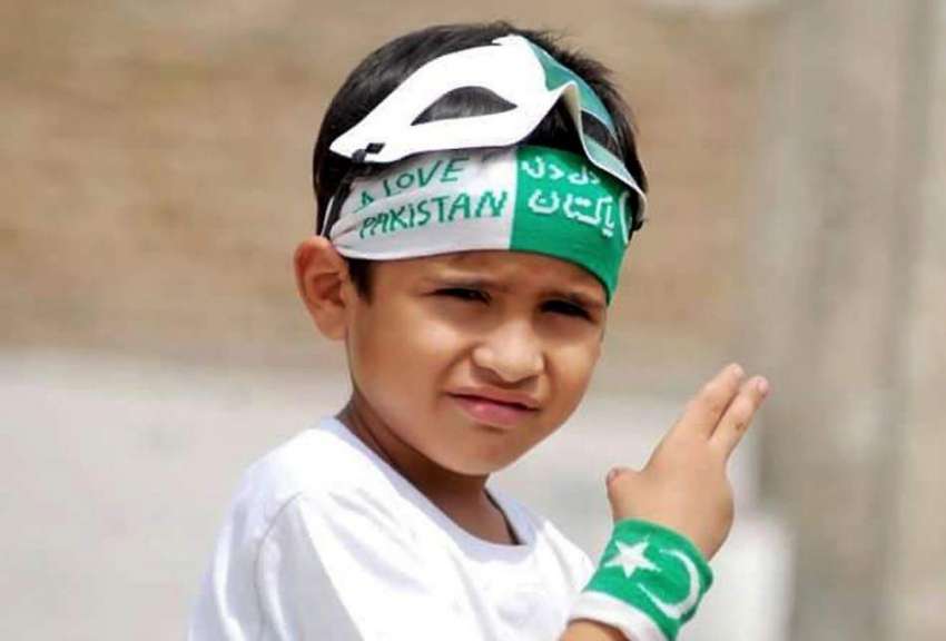 راولپنڈی: جشن یوم آزادی کے سلسلے میں تیار ایک بچہ خوبصورت ..