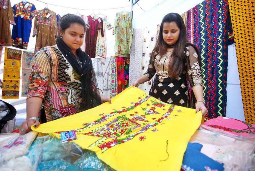 اسلام آباد: خواتین سالانہ لوک میلہ کے موقع پر ملبوسات پسند ..