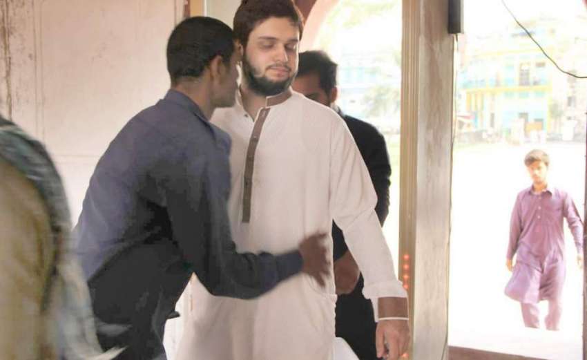 لاہور: بادشاہی مسجد میں نماز جمعہ کی ادئیگی کے لیے آنیو الوں ..