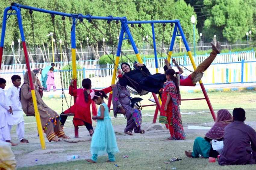 حیدر آباد: خواتین اور بچے رانی باغ میں جھولوں سے لطف اندوز ..