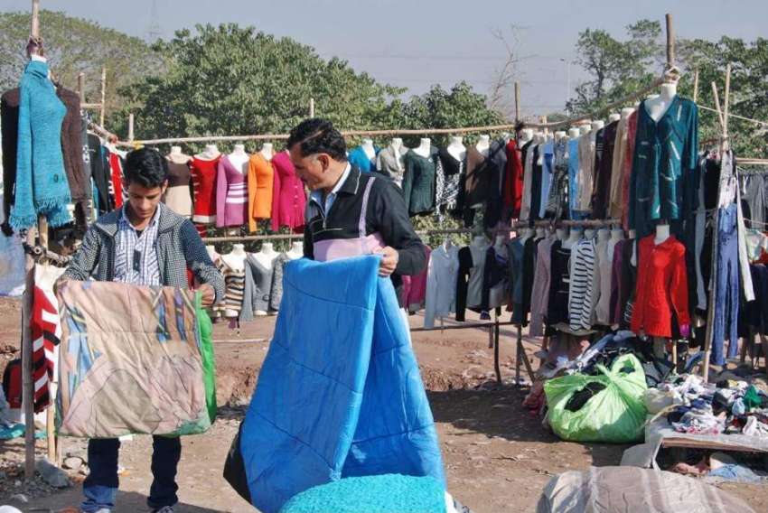 اسلام آباد: شہری سڑک کنارے لگے سٹال سے سلیپنگ بیگ خرید رہے ..