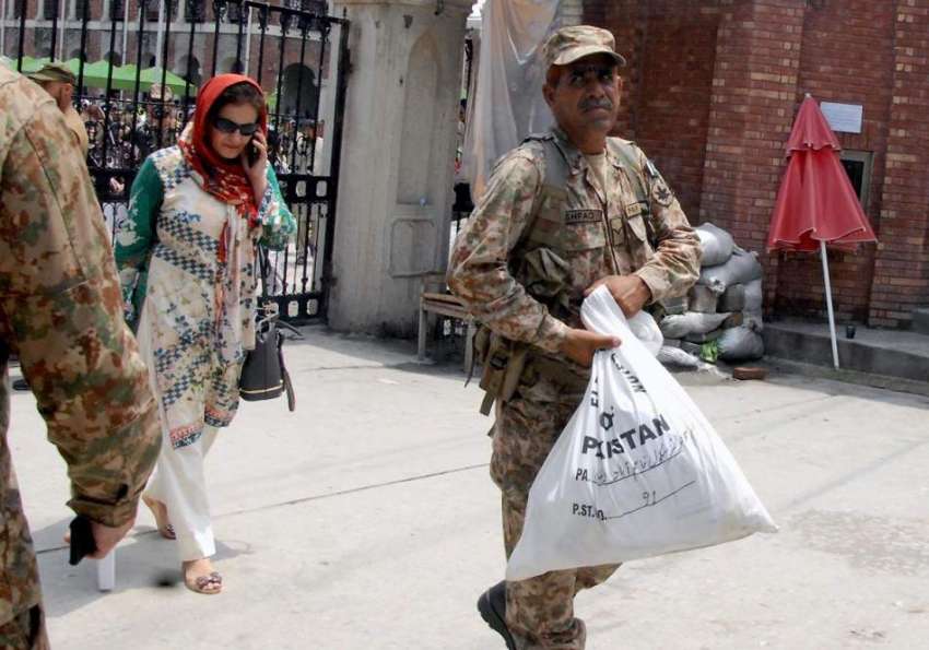 راولپنڈی: پاک فوج کے جوان انتخابات کے سلسلے میں فرائض سرانجام ..