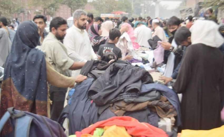 لاہور: موسم سرما کی آمد پر شہری لنڈا بازار میں گرم ملبوسات ..