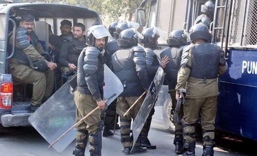 لاہور: پولیس اہلکار پنجاب یونیورسٹی میں طلباء تنظیموں کے ..