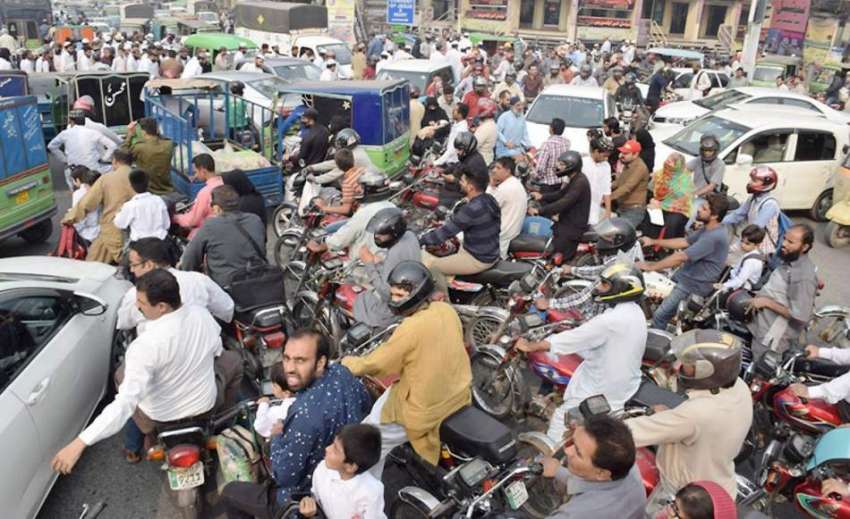 لاہور: مذہبی جماعت کے احتجاج کے باعث شملہ پہاڑی چوک میں ٹریفک ..