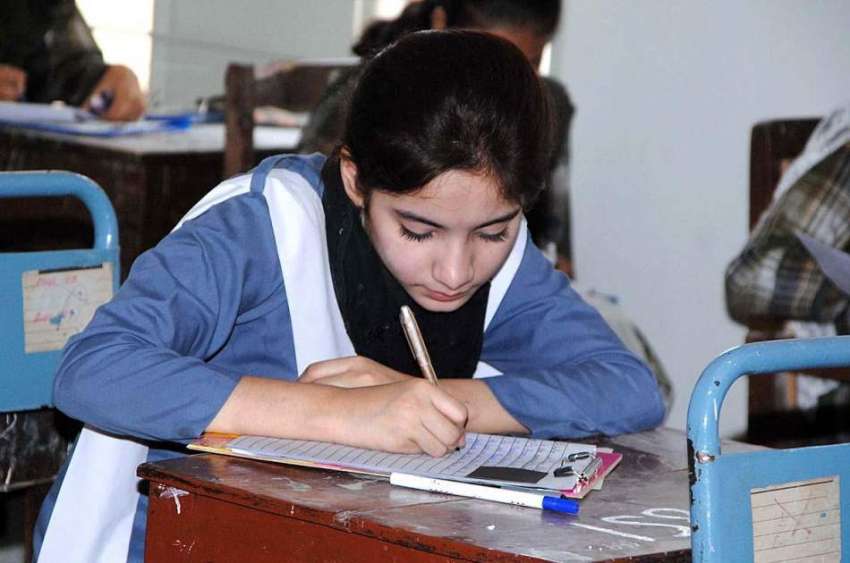 حیدر آباد: میٹرک کے سالانہ امتحانات میں شریک طالبات سوالنامہ ..
