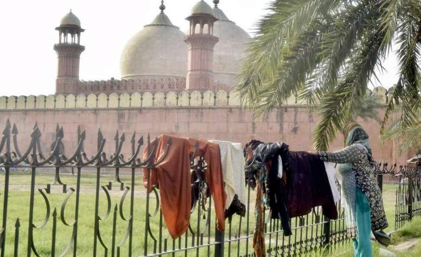 لاہور : ایک خاتون بادشاہی مسجد سے ملحقہ پارک کے جنگلی پر ..
