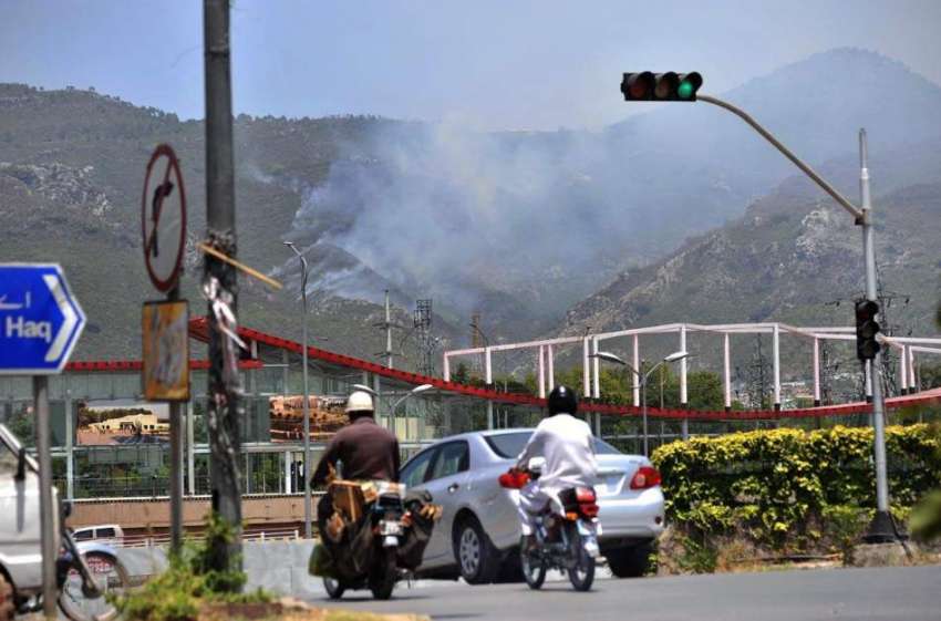 اسلام آباد: مارگلہ کی پہاڑیوں سے اٹھنے والا دھواں فضائی ..