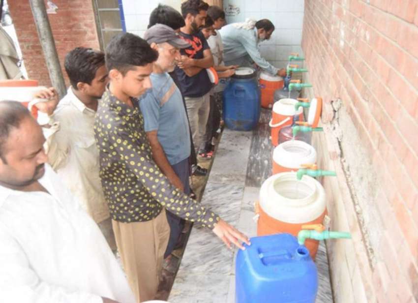 لاہور: شہری فلٹریشن پلانٹ سے پینے کا صاب پانی بھر رہے ہیں۔