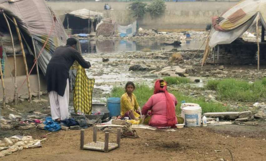 لاہور:کرول گھاٹی کے قریب خانہ بدوش کپڑے دھو رہے ہیں۔