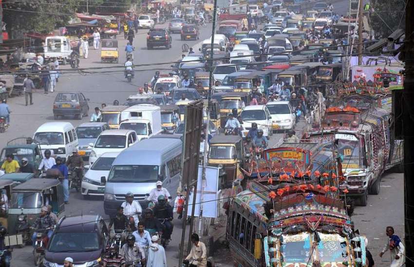 کراچی: تجاوزات کے خلاف آپریشن کے باعث شدید ٹریفک جام کا منظر۔