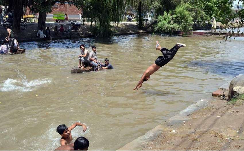 لاہور: نوجوان گرمی کی شدت کم کرنے کے لیے نہر میں نہا رہے ہیں۔