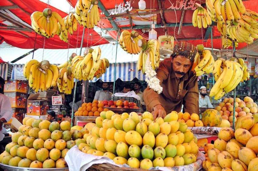 حیددر آباد: دکاندار گاہکوں کو متوجہ کرنے کے لیے فروٹ سجا ..