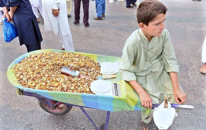 راولپنڈی: کمسن محنت کش اپنی اور اپنے خاندان کی کفالت کے لیے ..