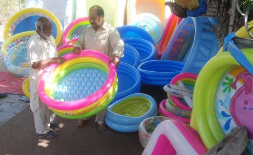 لاہور: شہری بچوں کے لیے پانی والا ٹب خرید رہا ہے۔