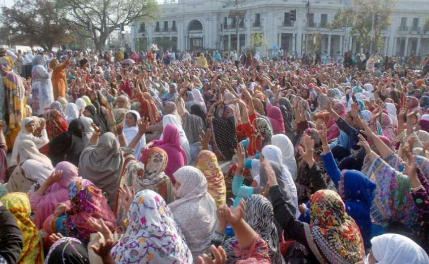 لاہور: لیڈی ہیلتھ ورکرز اپنے مطالبات کے حق میں مال روڈ پر ..