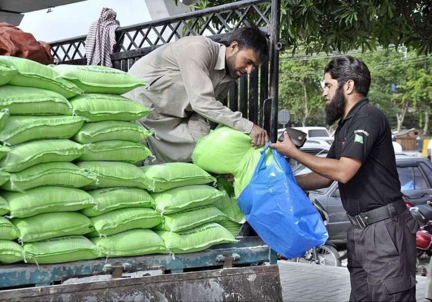 راولپنڈی: شہری سستا رمضان بازار سے آٹا خرید رہا ہے۔