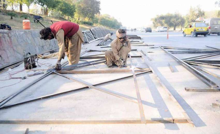 اسلام آباد: مزدور سگنل فری ایکسپریس وے میں فیض آباد کیق ریب ..