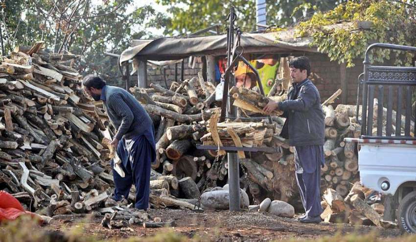 راولپنڈی: دکاندار لکڑیوں کا وزن کرنے میں مصروف ہے۔