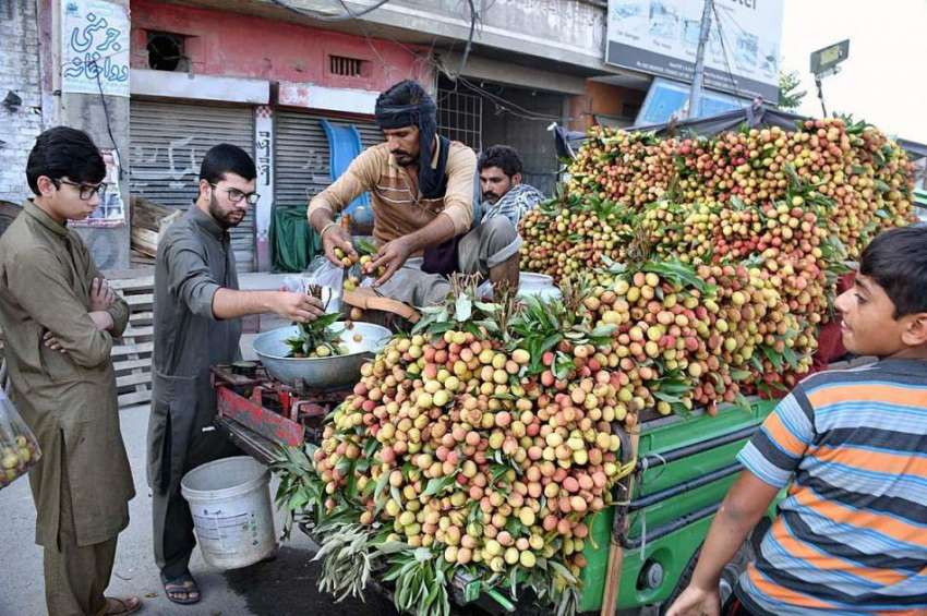 سیالکوٹ: شہری پھل فروش سے لیچی خرید رہے ہیں۔