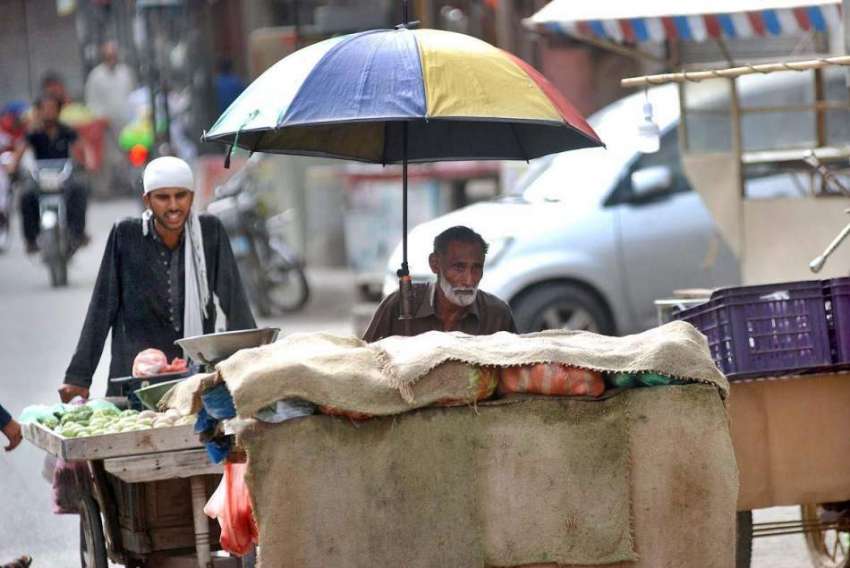 راولپنڈی: ریڑھی بان سبزی سجائے گاہکوں کا انتظار کررہا ہے۔
