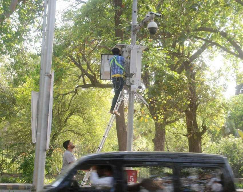 لاہور: مال روڈ پر کیمروں کو ٹھیک کیا جار ہاہے۔