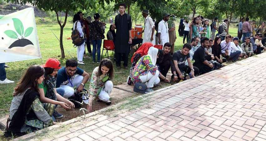 اسلام آباد:NUSTیونیورسٹی کے سٹوڈنٹس ملک میں جاری شجر کاری ..