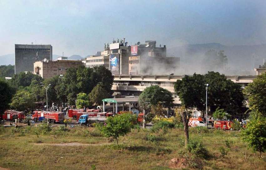 اسلام آباد: پی آئی ڈی میں لگنے والی آگ سے دھواں نکل رہا ہے۔
