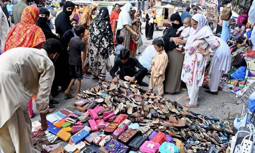 راولپنڈی: باڑا بازار میں خواتین عید کی خریداری کر رہی ہیں۔