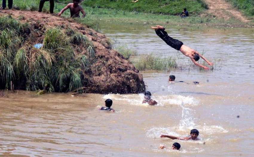 راولپنڈی: گرمی کی شدت کم کرنے کے لیے بچے تالاب میں نہا رہے ..
