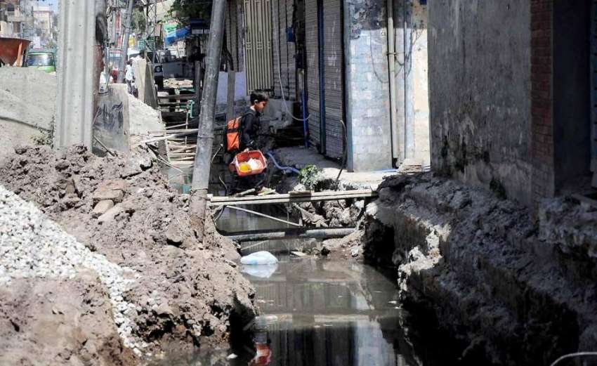 راولپنڈی: مسلم ٹاؤن روڈ پر نالوں کا تعمیراتی کام سست روی ..