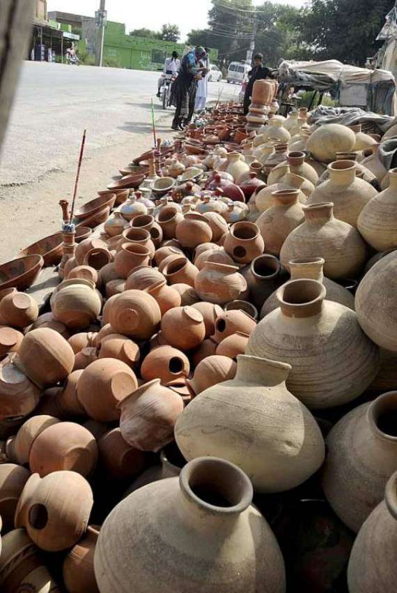 اسلام آباد: دکاندار گاہکوں کو متوجہ کرنے کے لیے مختلف اشیاء ..