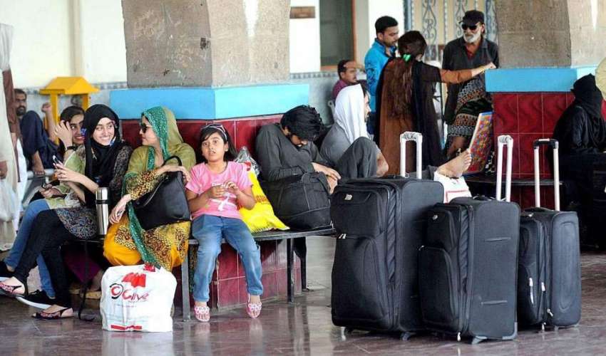 راولپنڈی: عید اپنے پیاروں کے ساتھ منانے کے لیے مسافروں کی ..